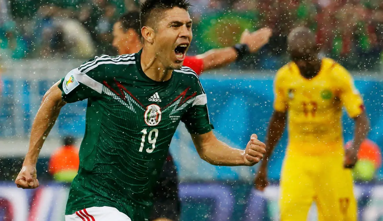 Penyerang Meksiko, Oribe Peralta, merayakan golnya ke gawang Kamerun di laga Piala Dunia 2014 grup A di Estadio das Dunas, Natal (13/6/2014). (REUTERS/Jorge Silva)
