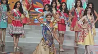 Anggunnya Miss Universe 2017 Demi Leigh Nel Peters dalam balutan kebaya modifikasi rancangan Intan Avantie. (Foto: Liputan6.com/Herman Zakharia)