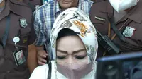 Kepala Dinas Kesehatan Lampung Reihana rampung menjalani pemeriksaan harta oleh tim LHKPN KPK, Senin (8/5/2023). (Liputan6.com/ Fachrur Rozie)