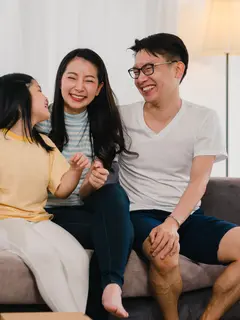 Cara mengatur pengeluaran dengan bijak agar kebutuhan tetap terpenuhi dan momen bersama tetap menyenangkan. (Foto/Dok: Magnific)