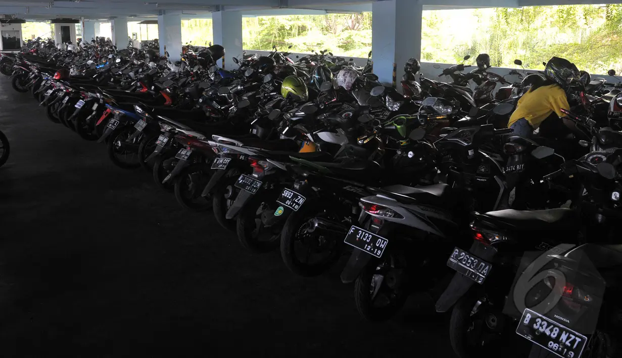 Sejumlah motor diparkir di gedung parkir Taman Menteng, Jakarta, Senin (30/3/2015). Rencananya gedung parkir empat lantai tersebut akan dialihfungsikan sebagai lokasi wisata kuliner. (Liputan6.com/Johan Tallo)