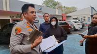 Kapolres Bangkalan AKBP Hendro Sukmono saat menyerahkan kunci sepeda motor kepada mahasiswi Dhea Fani Permatasari.