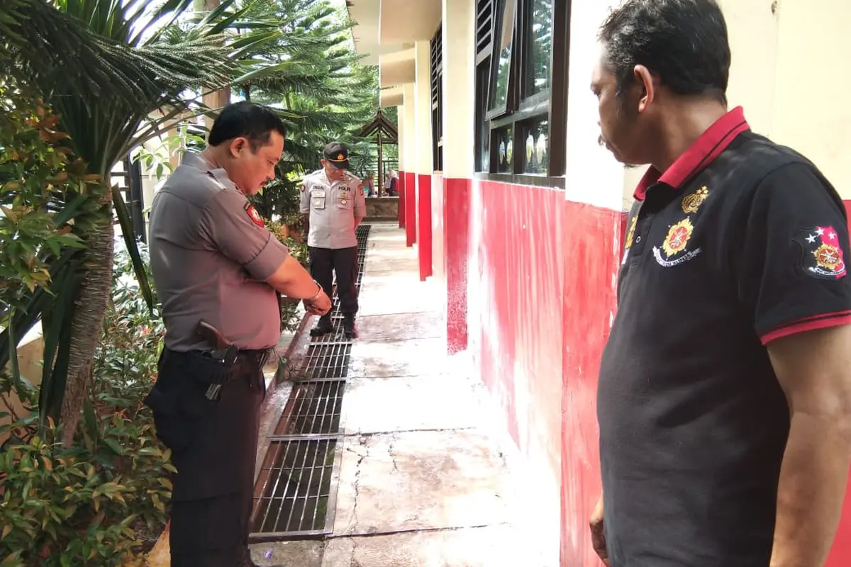 Polisi menunjukan lokasi bakar diri yang dilakukan Rizal, anak tukang pecel lele di Karawaci, Kota Tangerang.