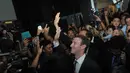 Pendiri sekaligus CEO Facebook, Mark Zurkerberg terlihat melambaikan tangan kepada warga sambil melempar senyum, Jakarta, (13/10/14). (Liputan6.com/Herman Zakharia) 
