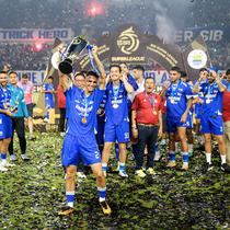 Eliano Reijnders mengangkat trofi BRI Super League 2025/2026. Persib Bandung meraih juara dan hattrick, jadi tim pertama yang melakukannya di Liga Indonesia. (Bola.com/Bagaskara Lazuardi)