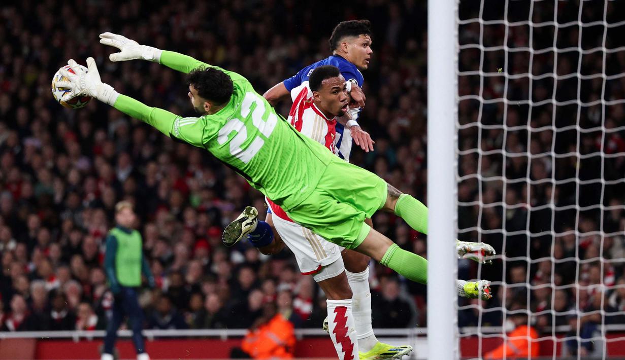 Dalam drama adu penalti, Arsenal keluar sebagai pemenang dengan skor 4-2 atas Porto. (Adrian DENNIS/AFP)