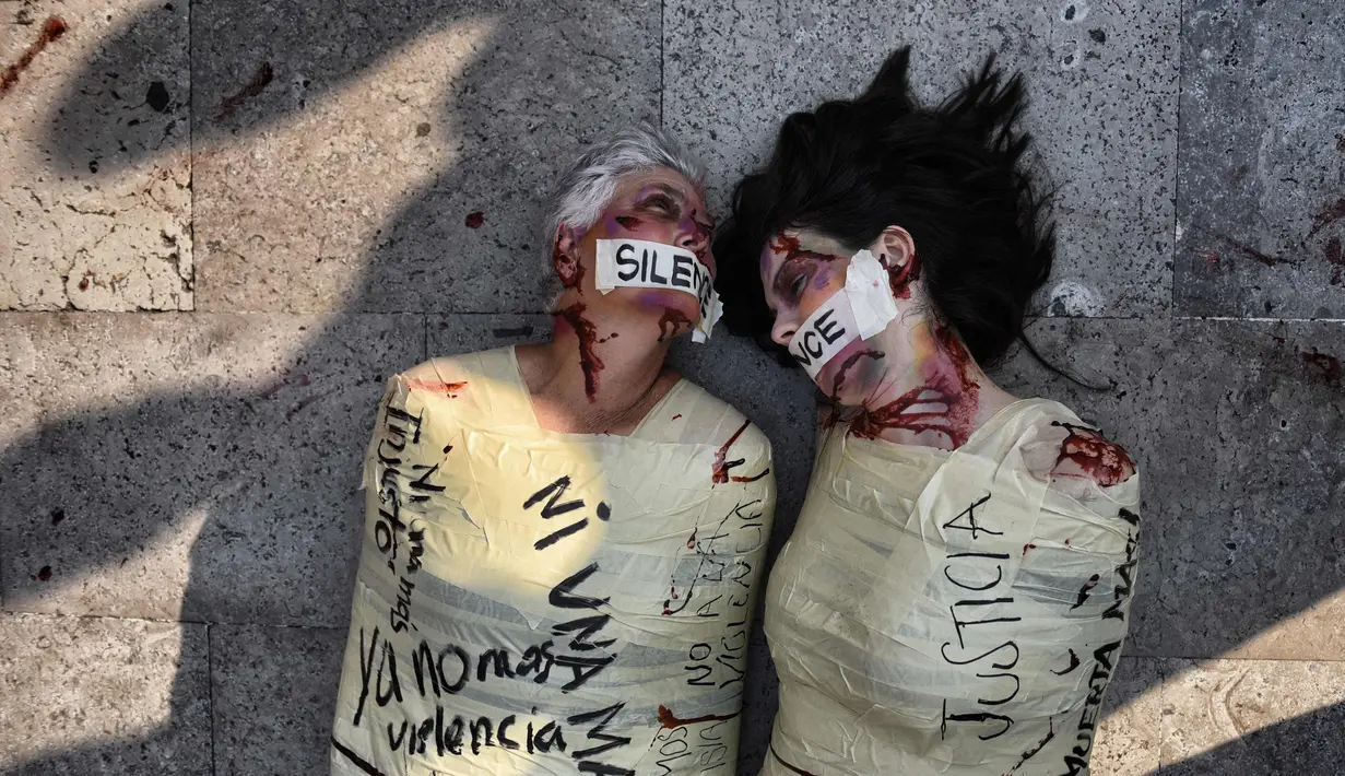 Aktivis Spanyol Jil Love (kanan) dan aktivis Meksiko Julia Klug melakukan aksi protes di Mexico City, Meksiko (27/8). Dalam aksinya mereka memprotes femicide dan kekerasan perempuan. (AFP Photo / Pedro Pardo)