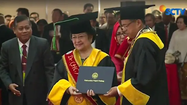 Penganugerahan gelar doktor dihadiri oleh mantan Wakil Presiden RI Boediono, Puan Maharani, dan jajaran menteri Kabinet Kerja.