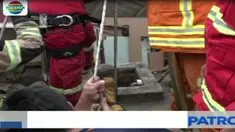 Sempitnya sumur dan adanya gas berbahaya di dalam sumur, membuat petugas penyelamat menemui kesulitan.