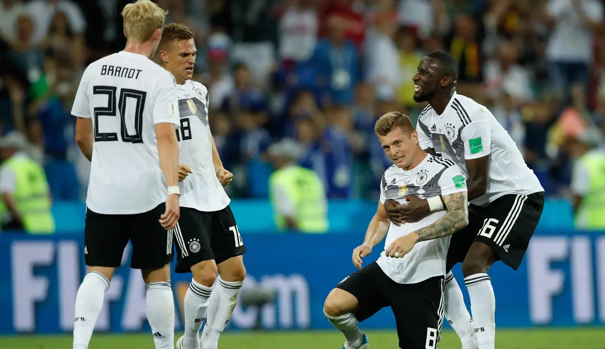 Para pemain Jerman merayakan kemenangannya usai melawan Swedia dalam pertandingan Piala Dunia 2018 di Stadion Fisht, Rusia (23/6). Jerman kini sejajar dengan Swedia yang mengoleksi tiga poin, tertinggal tiga angka dari Meksiko. (AFP/Odd Andersen)