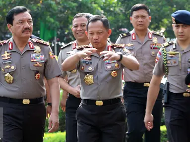  Kepala BIN Jendral Budi Gunawan dan Kapolri Jendral Tito Karnavian berjalan menuju Auditorium PTIK, Jakarta, Rabu (14/9). Polri melakukan tradisi penghantaran tugas Budi Gunawan sebagai Kepala BIN. (Liputan6.com/Helmi Afandi)