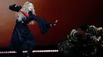 Penyanyi Madonna sering mempraktekkan yoga Ashtanga yoga, yang merupakan gaya yoga yang menitikberatkan pada kedinamisan gerakan dan transisi antar postur gerakan. (AFP Photo/Francois Guillot)