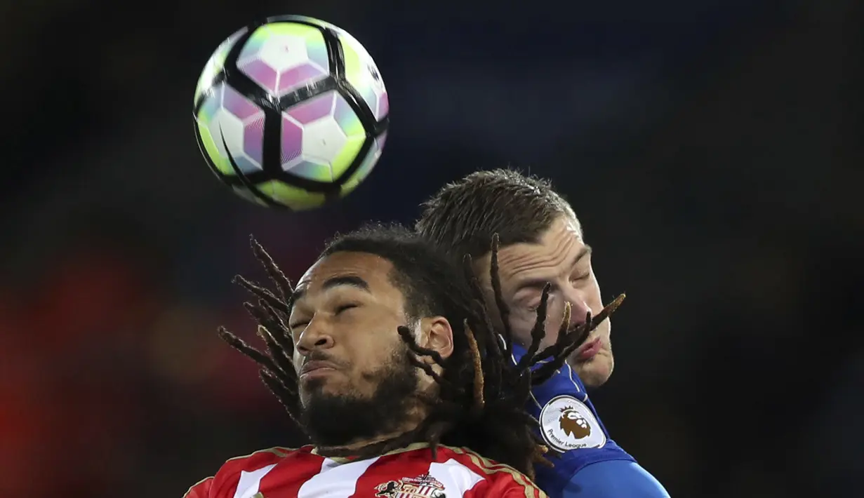 Ekspresi pemain Sunderland, Jason Denayer (kiri) saat berduel dengan pemain Leicester City, Jamie Vardy ipada lanjutan Premier League di King Power Stadium, Leicester, Selasa (4/4/ 2017) Waktu setempat. Leicester menang 2-0. (Mike Egerton/PA via AP)