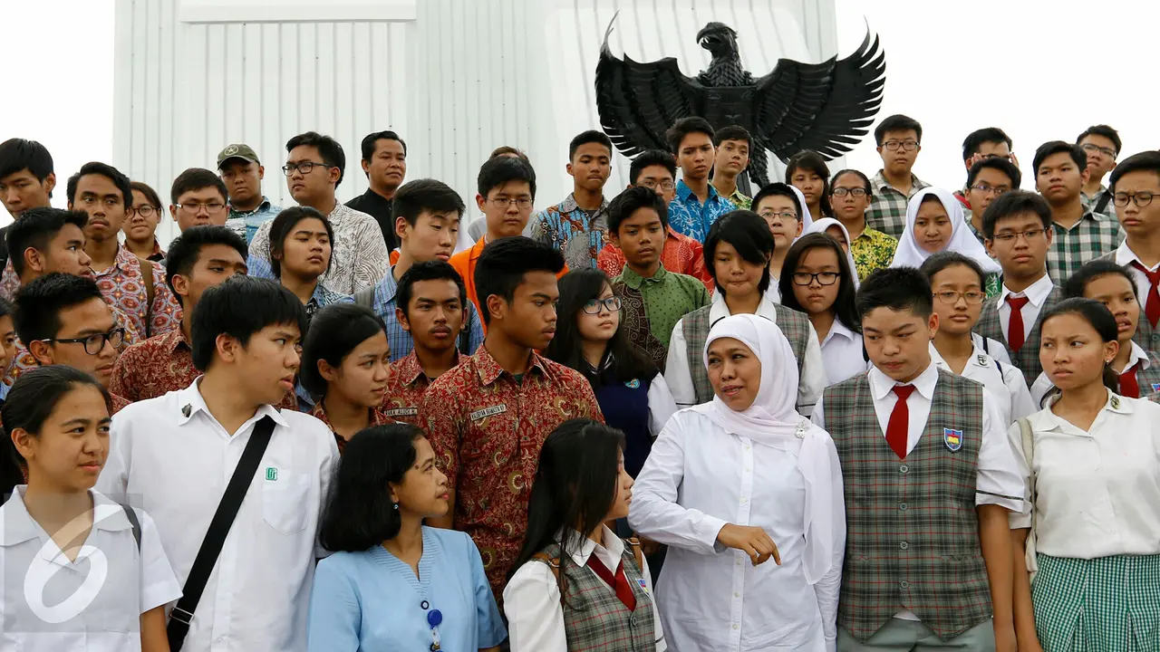 20151112-Mensos Khofifah Ajak Ratusan Siswa SMA Ziarah ke Kalibata-Jakarta