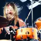 Drummer Foo Fighters Taylor Hawkins tampil pada pemutaran perdana Studio 666 di Fonda Theatre, Hollywood, Los Angeles, California, Amerika Serikat, 16 Februari 2022. Kabar meninggalnya Hawkins dikonfirmasi Foo Fighters lewat akun twitter mereka, 26 Maret 2022 WIB. (Rich Fury/Getty Images/AFP)