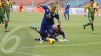 Pasukan Suharno tersebut mencukur klub asal Thailand Army United dengan skor 6-1. terlihat Cristian Gonzales (Arema Cronus) mendapat tackling keras dari kiper United Army Thailand Udomsak Patcham. (Liputan6.com/Helmi Fithriansyah)