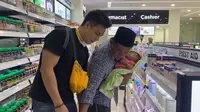 7 Momen Baim Wong Bertemu Sopir Angkot Viral, Belikan Popok Hingga Uang Tunai (sumber: YouTube Baim Paula)