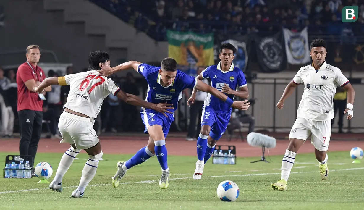 Pemain anyar Persib Bandung, Luka Menalo (9), berusaha melewati kawalan pemain Arema FC pada laga Grup A Piala Presiden 2026 di Stadion Si Jalak Harupat, Soreang, Kabupaten Bandung, Sabtu (25/7/2026) malam. Persib mengawali turnamen dengan kemenangan 1-0 berkat gol Uilliam Barros pada menit ke-23 dan selanjutnya akan menghadapi DPMM FC Brunei Darussalam. (Bola.com/Erwin Snaz)
