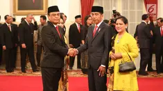 Presiden Joko Widodo atau Jokowi menyalami Komjen Syafruddin usai melantiknya sebagai Menteri Pendayagunaan Aparatur Negara dan Reformasi Birokrasi (PANRB) di Istana Negara, Jakarta, Rabu (15/8). Syafruddin menggantikan Asman Abnur. (Liputan6/HO/Pian)