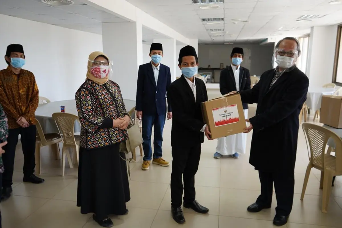 Kegiatan penyaluran paket bantuan sosial di tengah pandemi COVID-19 oleh KBRI Beirut kepada WNI di Lebanon.