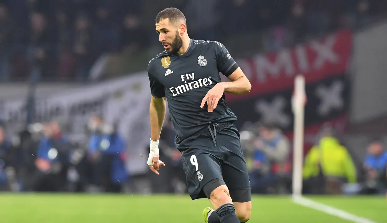 Aksi Karim Benzema pada leg 1, 16 besar Liga Champions yang berlangsung di stadion Amsterdam Arena, Amsterdam, Kamis (14/2). Real Madrid menang 2-1 atas Ajax. (AFP/Emmanuel Dunand)