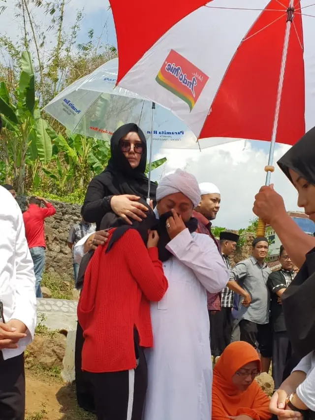 Suasana Pemakaman Jenazah Ibunda Opick