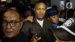 Pelatih baru Timnas Indonesia, Patrick Kluivert saat tiba di terminal tiga Bandara Internasional Soekarno-Hatta, Tangerang, Banten, pada Sabtu (11/1/2025) malam. (Liputan6.com/Herman Zakharia)