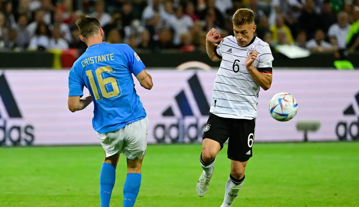 Joshua Kimmich. Pada putaran final Piala Dunia 2022, Grup E dihuni oleh Spanyol, Kosta Rika, Jerman dan Jepang. Gelandang Jerman berusia 27 tahun, Joshua Kimmich menjadi pemain dengan nilai pasar tertinggi dari seluruh pemain di Grup E dengan nilai 80 juta Euro atau setara Rp1,2 triliun. Bersama Timnas Jerman ia telah mengoleksi 68 caps dengan torehan 5 gol dan 18 assist sejak melakukan debut pada 29 Mei 2016. (AFP/John MacDougall)