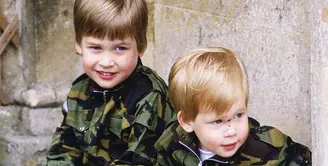 Pangeran William dan Harry saat memakai baju tentara. Gemas banget ya! (Tim Graham/Getty Images/USMagazine)