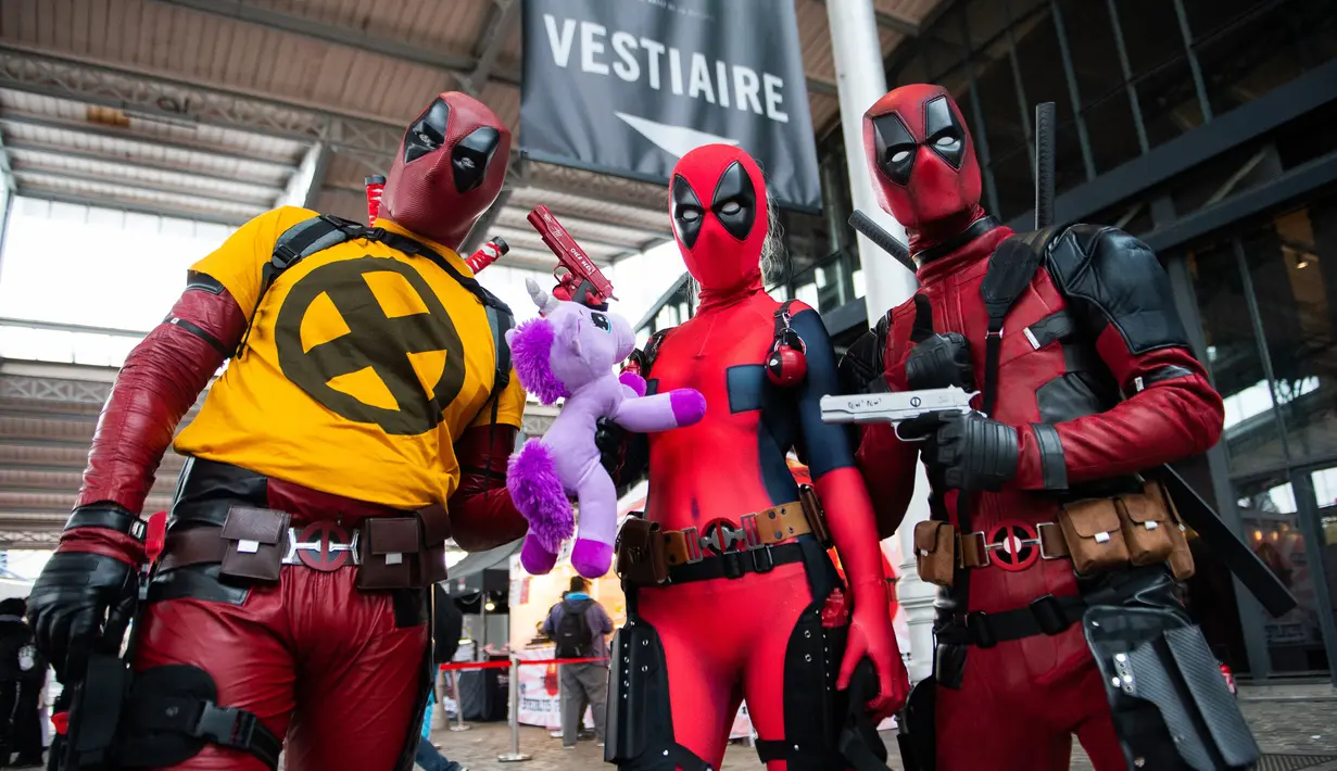 Para Cosplayers berpakaian seperti Deadpool berpose selama Comic Convention Comic Con 2018 di Grande Halle de la Villette di Paris (26/10). (AFP Photo)
