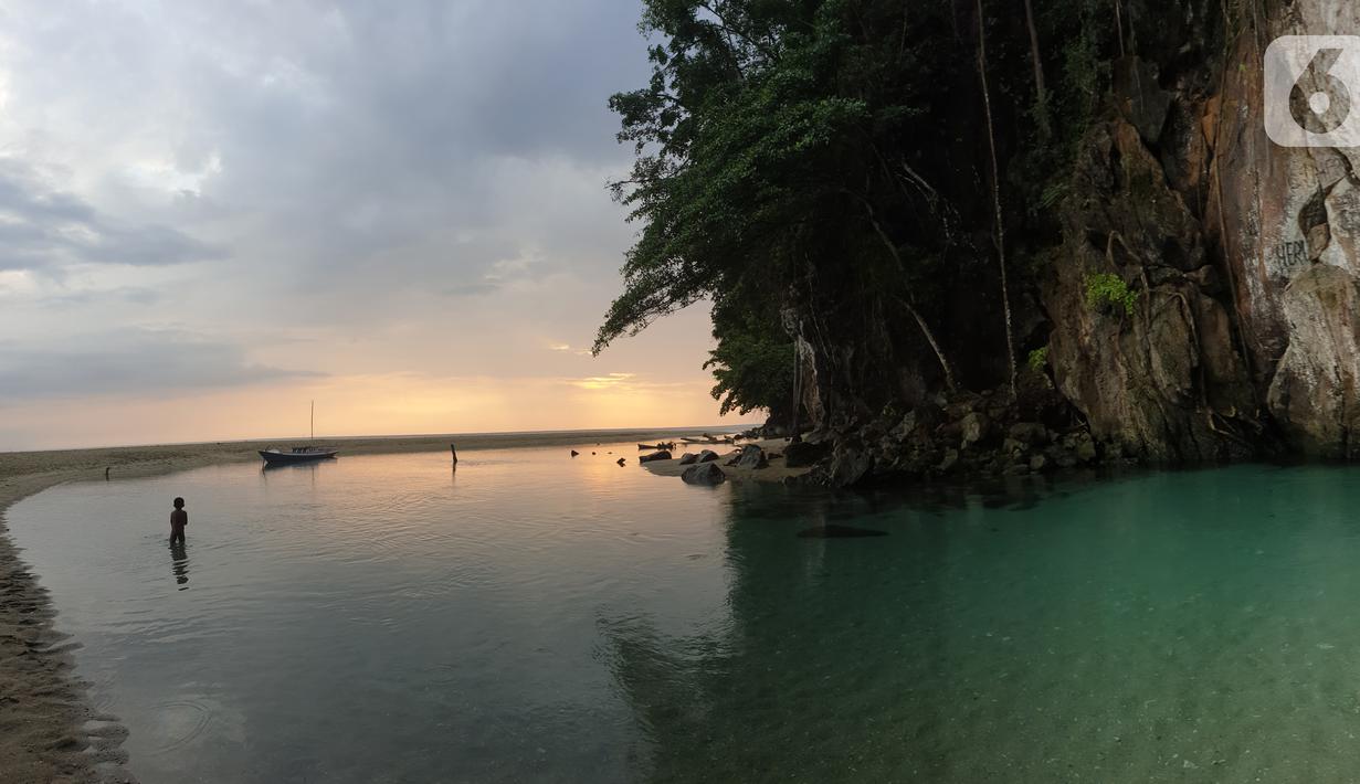 Seorang anak bermain di Sungai Tamborasi di Desa Tamborasi, Kecamatan Wolo, Kabupaten Kolaka, Sulawesi Tenggara (16/10/2019). Sungai Tamborasi ini merupakan sungai terpendek di dunia. (Liputan6.com/Nurseffi Dwi Wahyuni)
