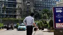 Penghuni apartemen memperhatikan Gedung Neo Soho pasca kebakaran di Tanjung Duren, Jakarta, Kamis (10/11). Hingga kini penyebab kebakaran belum diketahui dan masih dalam tahap penyelidikan. (Liputan6.com/Gempur M. Surya)