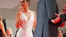 Penelope Cruz tersenyum saat menghadiri pemutaran perdana film "Loving Pablo" di Festival Film Venice ke-74 di Venezia, Italia, (6/9). Penelope Cruz tampil anggun dan seksi mengenakan gaun putih. (AP Photo / Domenico Stinellis)