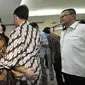 Gubernur Sumut Nonaktif Gatot Pujo Nugroho (tengah) dan Evy Susanti (kiri) jelang bersaksi di Pengadilan Tipikor, Jakarta, Kamis (22/10/2015). Gatot dan Evy akan memberi kesaksian terkait kasus Dana Bansos Pemprov Sumut (Liputan6.com/Helmi Afandi)