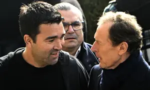 Sports Director F Barcelona, Anderson de Souza Deco (kiri) dan public relations Real Madrid, Emilio Butragueno menghadiri acara penghormatan untuk mendiang mantan presiden FC Porto, Jorge Nuno Pinto da Costa di Stadion Dragao, Porto, Portugal pada 17 Februari 2025. Pinto da Costa, menjabat sebagai presiden FC Porto dari tahun 1982 hingga 2024 dan meninggal dunia pada usia 87 tahun. (AFP/Miguel Riopa)