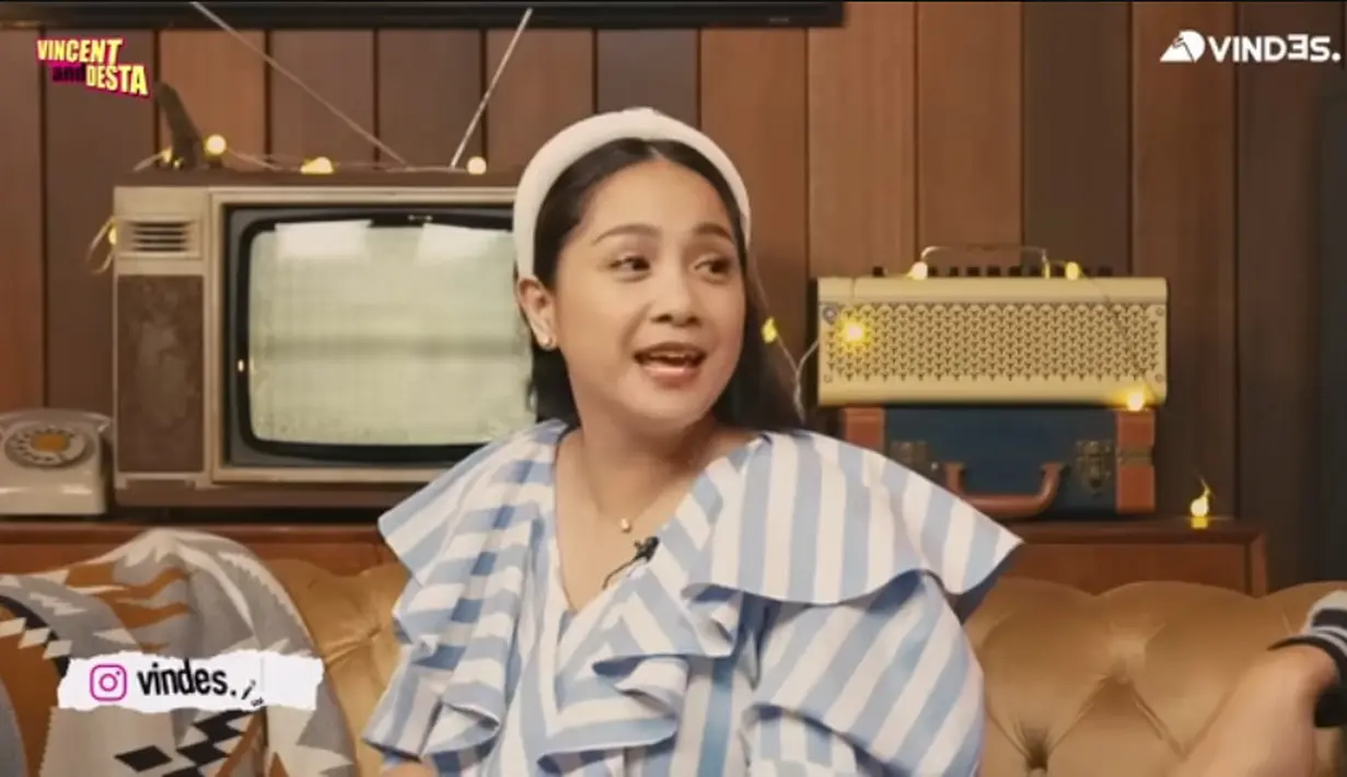 Hal itu diungkapkan Desta saat Nagita menjadi bintang tamu dalam kanal Youtube Vindes. Saat itu, perempuan dua orang anak itu menjadi penganti Nycta Gina yang berhalangan siaran karena melahirkan. [Youtube/VINDES]