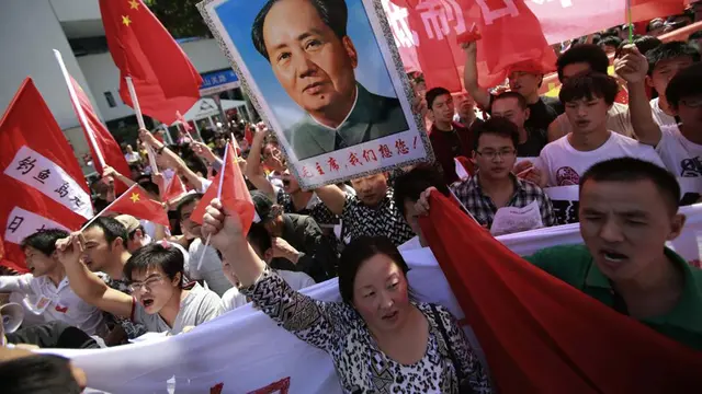 Para pengunjuk rasa anti-Jepang di pulau-pulau yang disengketakan berbaris di dekat Konsulat Jenderal Jepang