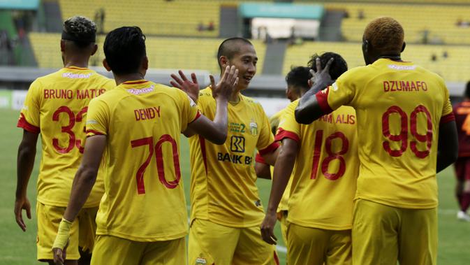 Pemain Bhayangkara FC merayakan gol yang dicetak oleh Adam Alis ke gawang Borneo FC pada laga Liga 1 2019 di Stadion Patriot, Bekasi, Minggu (22/9/2019). Kedua tim bermain imbang 1-1. (Bola.com/M Iqbal Ichsan)