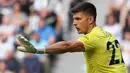 Nick Pope. Baru bergabung dengan Newcastle United pada awal musim 2022/2023 setelah didatangkan dari Burnley, kiper asal Inggris berusia 30 tahun yang menjadi salah satu aktor kegemilangan The Magpies musim ini, langsung mendapatkan tempat utama menggeser Martin Dubravka yang akhirnya dipinjamkan selama setengah musim ke MU. Nick Pope memilih mengenakan jersey bernomor 22, sementara nomor punggung 1 masih menjadi milik Martin Dubravka yang akhirnya bergabung kembali setelah masa peminjaman dari MU. (AFP/Nigel Roddis)