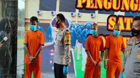 Kapolresta Cirebon Kombes Pol M Syahduddi saat menginterogasi pelaku pencabulan anak dibawah umur. Foto (Liputan6.com / Panji Prayitno)