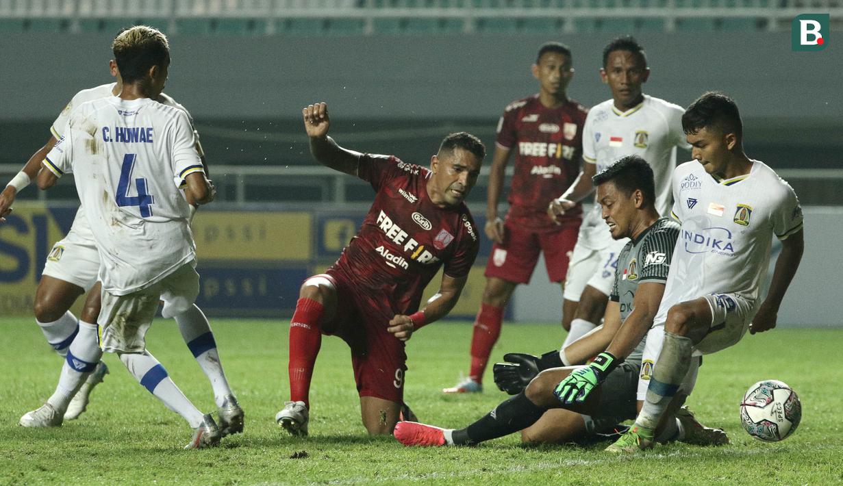 Pemain Persis Solo, Alberto "Beto" Goncalves (tengah) berusaha menjebol gawang Persiba Balikpapan dalam laga matchday ke-3 Grup X Babak 8 Besar Liga 2 2021 di Stadion Pakansari, Cibinong, Rabu (22/12/2021). (Bola.com/Ikhwan Yanuar)