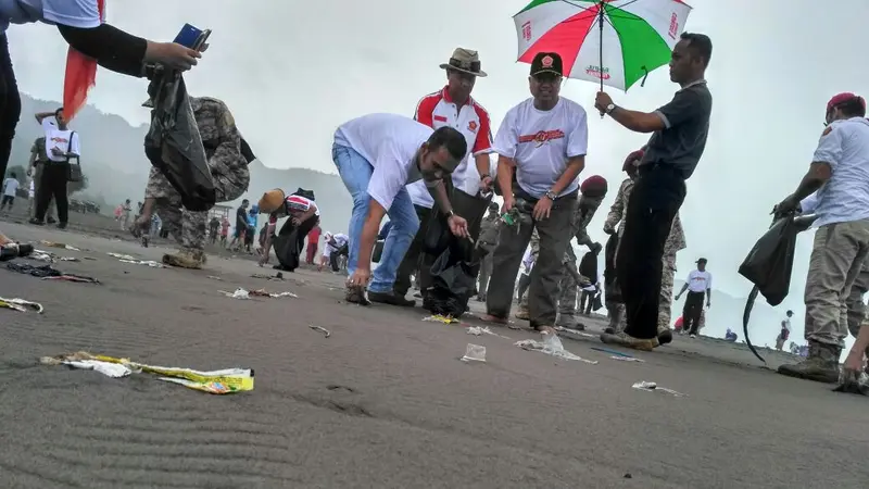 Pantai Parangtritis Kebanjiran 60 Ton Sampah dalam Seminggu