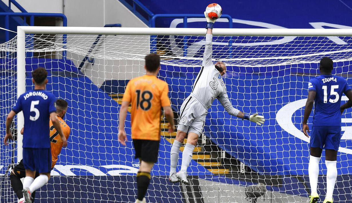 Kiper Chelsea, Willy Caballero, menghalau bola saat melawan Wolverhampton Wanderers pada laga Premier League di Stadion Stamford Bridge, Minggu (26/7/2020). Chelsea menang dengan skor 2-0. (Matthew Childs/Pool via AP)