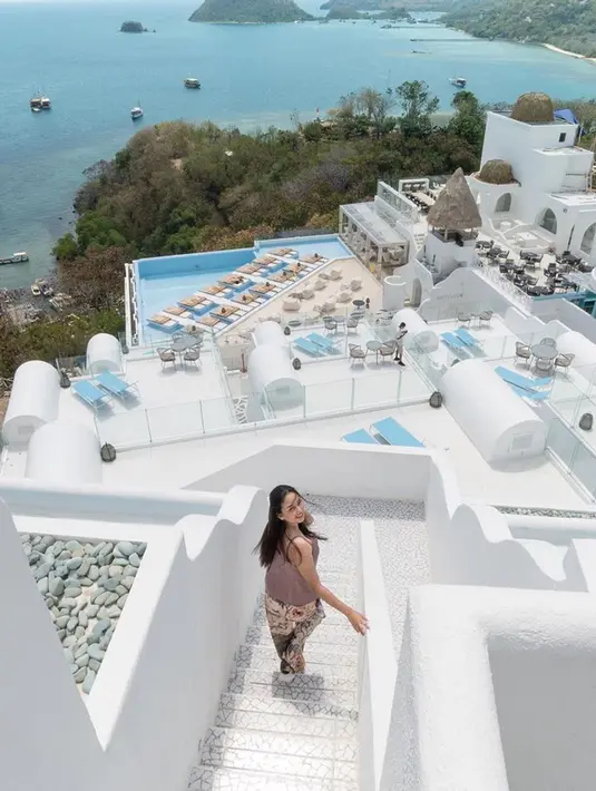 Pemilik 2,6 juta followers di Instagram ini menginap di hotel yang sekilas mirip dengan suasana di Santorini, Yunani. Gaya kecenya saat liburan di Labuan Bajo ini menyita perhatian netizen. (Liputan6.com/IG/@daraarafah)