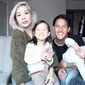 Irfan Bachdim dan Jeniffer Kurniawan, unjuk kemesraan dengan kedua anaknya. (jenniferbachdim.com)