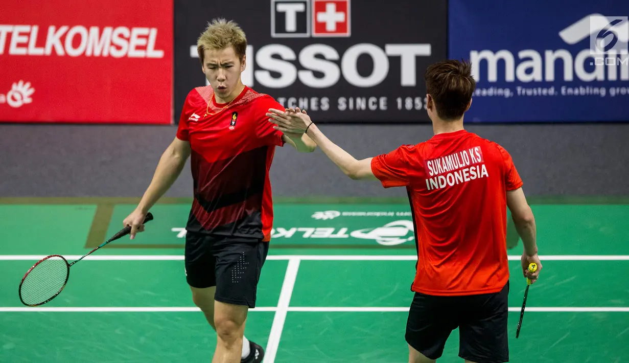 Pasangan ganda putra Indonesia, Kevin Sanjaya/Marcus Gideon, melakukan selebrasi usai mengalahkan  wakil Chinese Taipei, Lee Jhe-Huei/Lee Yang, pada laga Asian Games di Istora, Jakarta, Senin (27/8/). (Bola.com/Vitalis Yogi Trisna)