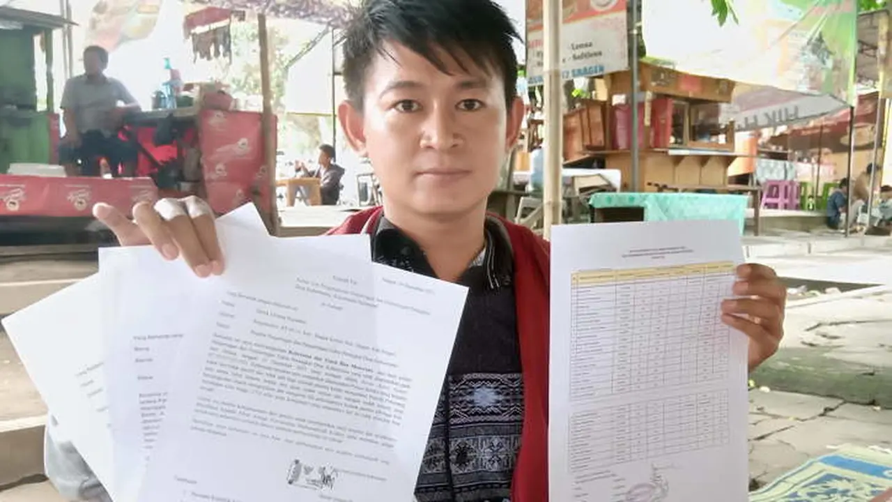 Salah seorang peserta seleksi calon perdes Kebonromo, Kecamatan Ngrampal, Sragen,  Derek Gesang Karsanto, menunjukkan surat keberatan yang dilayangkan ke panitia dan ditembuskan ke Gubernur dan Presiden, Sabtu (25/12/2021). (Solopos.com/Tri Rahayu)