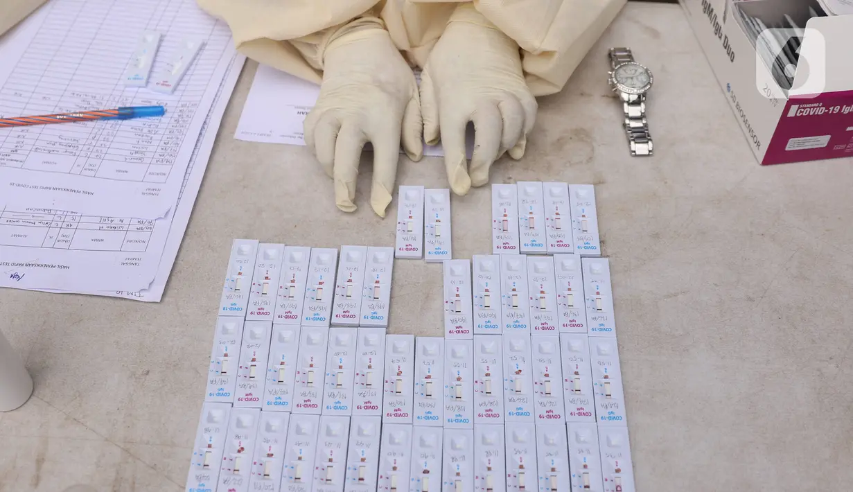 Petugas medis menunjukkan sempel darah warga saat Rapid Test Covid-19  dilakukan oleh Dinkes Provinsi Banten di Tangerang, Selasa (21/4/2020).  Rapid Test Covid-19 tersebut merupakan scrining Covid-19 di wilayah Banten agar masyarakat dapat mengetahui apakah positif atau negatif Covid-19. (Liputan6.