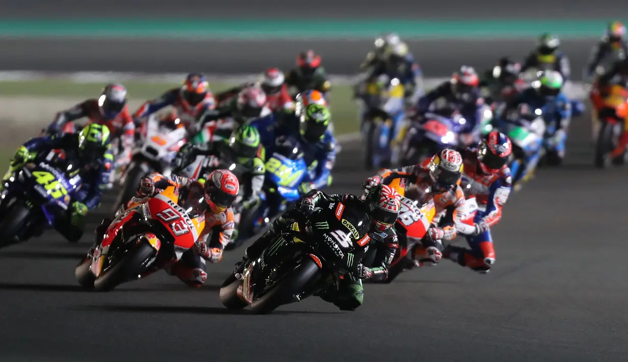 Para pebalap MotoGP memacu motornya pada MotoGP Qatar di Sirkuit Losail, Doha, Minggu (18/3/2018). Andrea Dovizioso menjadi juara seri ini dengan catatan waktu 42 menit 34,654 detik. (AFP/Karim Jaafar)