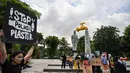 Melalui aksi ini, para aktivis dan mahasiswa menyerukan masyarakat untuk mengurangi konsumsi makanan dalam kemasan plastik serta menghindari penggunaan plastik sekali pakai. (Juni KRISWANTO/AFP)
